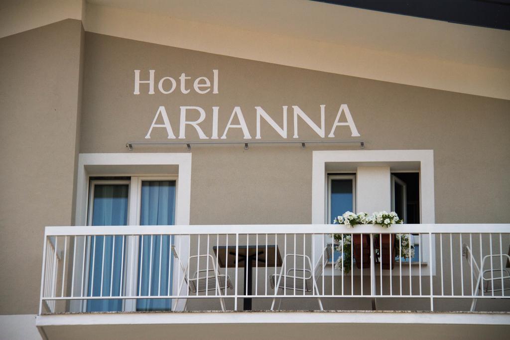 Hotel Arianna อีเซโอ ภายนอก รูปภาพ